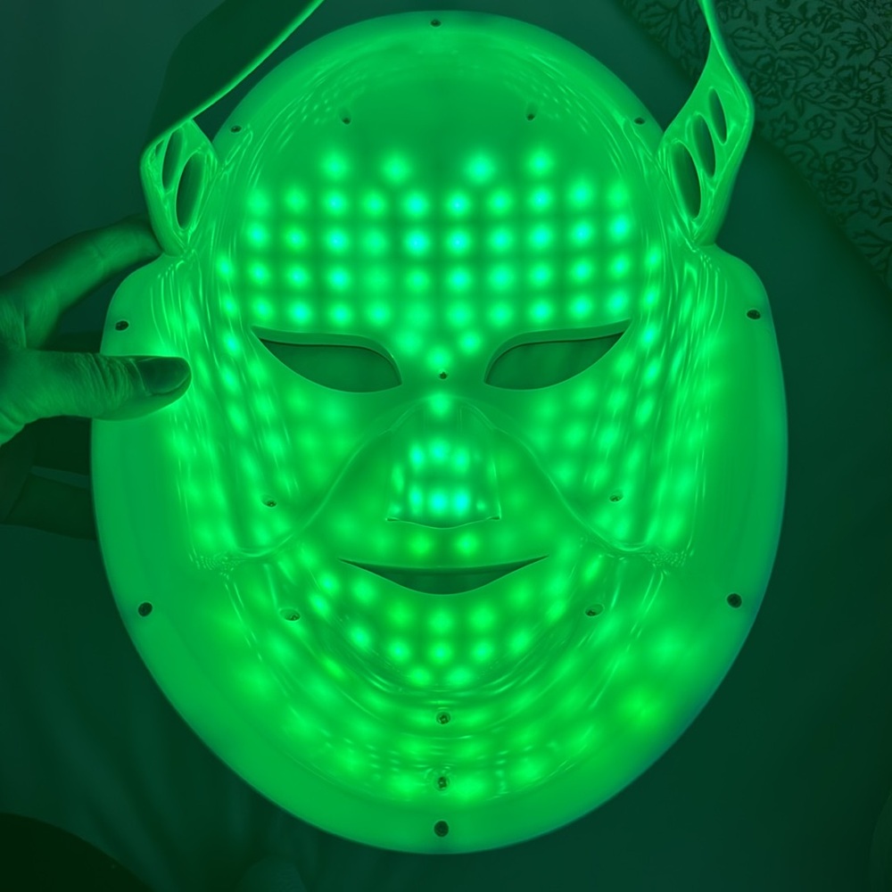 Cleopatra Gold LED Face Mask with Accessories - Picture 5 of 10